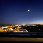 100 Qm Penthouse, Self-check-in, 2 Parkplaetze Apartment *