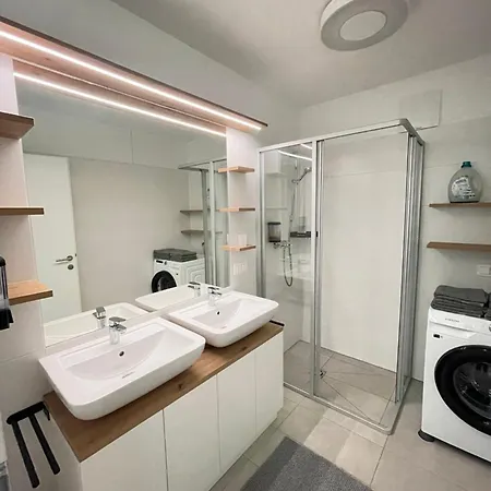 100 Qm Penthouse, Self-check-in, 2 Parkplaetze Apartment *