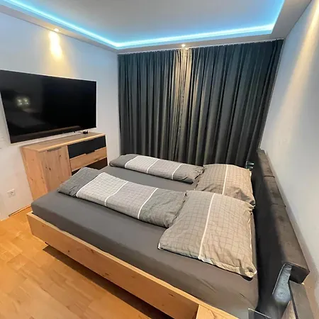 100 Qm Penthouse, Self-check-in, 2 Parkplaetze *