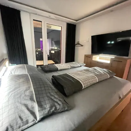 100 Qm Penthouse, Self-check-in, 2 Parkplaetze Apartman *