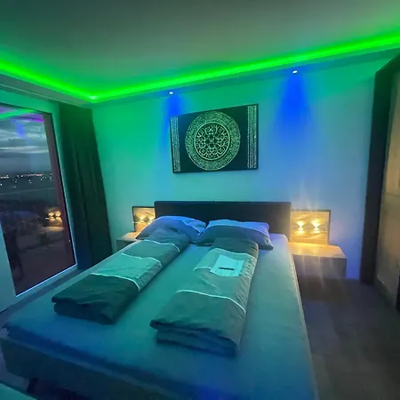 100 Qm Penthouse, Self-check-in, 2 Parkplaetze *