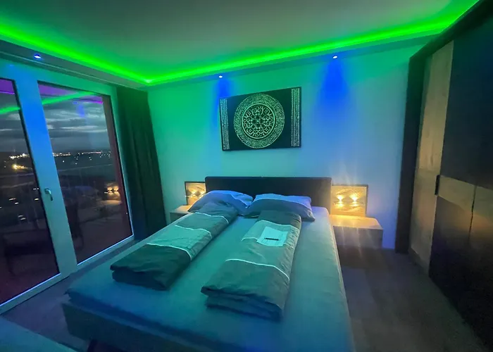 100 Qm Penthouse, Self-check-in, 2 Parkplaetze *